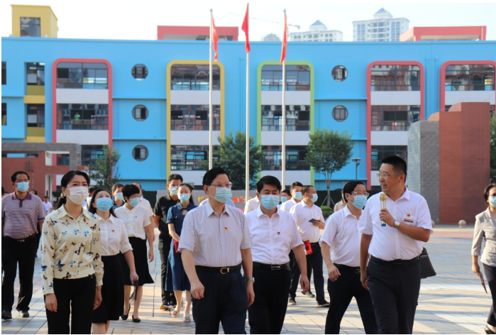 全區(qū)民辦學(xué)校黨支部標(biāo)準(zhǔn)化規(guī)范化建設(shè)現(xiàn)場推進會參會人員到我校觀摩黨建工作