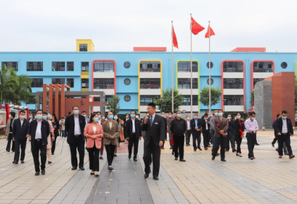 全市中小學(xué)校“校園黨旗紅”基層黨建整體提升工作現(xiàn)場(chǎng)推進(jìn)會(huì)參會(huì)人員、玉林市民辦學(xué)校黨務(wù)工作培訓(xùn)班學(xué)員到我校觀摩黨建工作